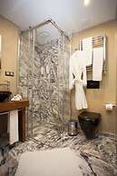 Juliet Rooms & Kitchen