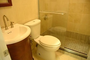 Midtown East 2BR 2Bath Apartment DR 28