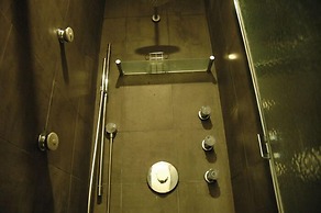 Midtown East 2BR 2Bath Apartment DR 28