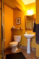 Auberge Kicking Horse Guest House