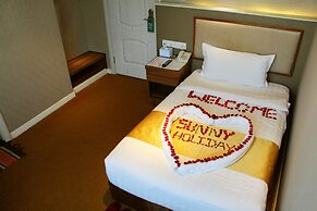 Sunny Holiday Hotel