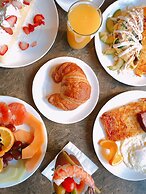 The Davenport Tower, Autograph Collection