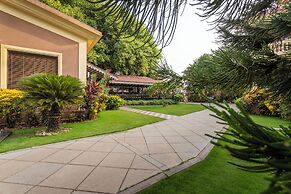 De Mandarin Beach Resort Suites & Villas