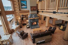 Basecamp Lodge Golden