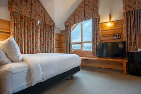 Basecamp Lodge Golden