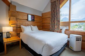 Basecamp Lodge Golden
