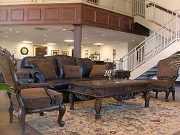 Heritage Inn & Suites