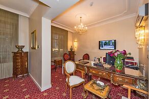 By Murat Crown Hotel