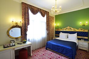 By Murat Crown Hotel