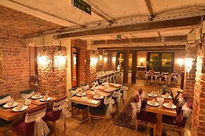 By Murat Crown Hotel