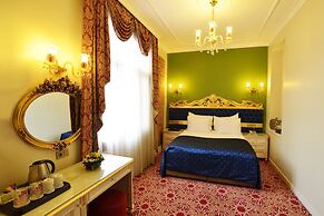 By Murat Crown Hotel