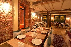 By Murat Crown Hotel