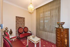 By Murat Crown Hotel