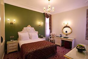 By Murat Crown Hotel