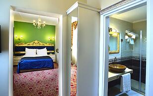 By Murat Crown Hotel