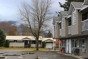 Monashee Lodge