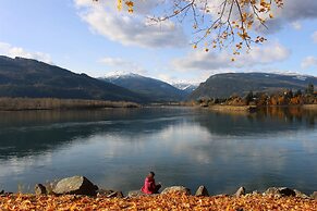 Monashee Lodge