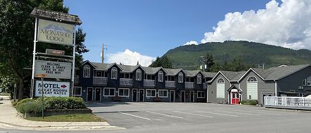 Monashee Lodge