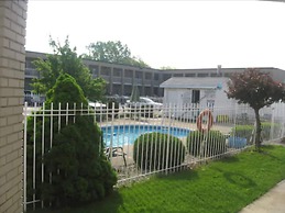 Super 8 by Wyndham Windsor/Dougall