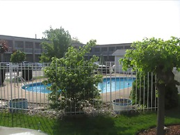 Super 8 by Wyndham Windsor/Dougall