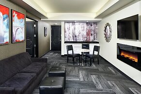 The Davenport Grand, Autograph Collection