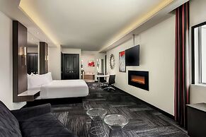 The Davenport Grand, Autograph Collection