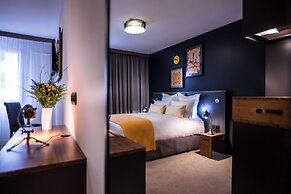 Best Western Plus Suitcase Paris La Defense