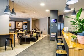 Best Western Plus Suitcase Paris La Defense