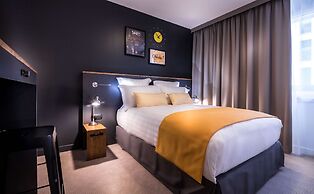 Best Western Plus Suitcase Paris La Defense