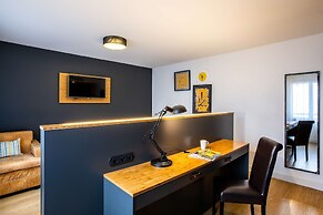 Best Western Plus Suitcase Paris La Defense