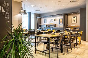 Best Western Plus Suitcase Paris La Defense