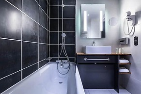 Best Western Plus Suitcase Paris La Defense
