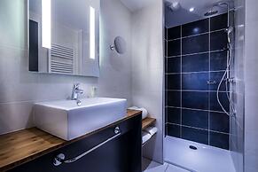 Best Western Plus Suitcase Paris La Defense