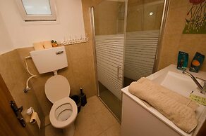 Zimmer Dora Dead Sea