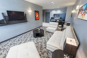 Applause Hotel by CLIQUE