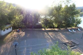 Kokanee Beach Resort Motel