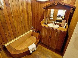 Shwe Inn Tha Floating Resort Hotel