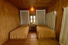 Shwe Inn Tha Floating Resort Hotel