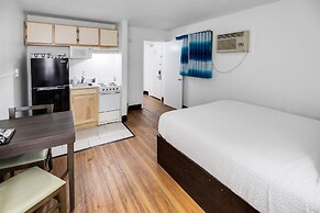 Tropical Seas Hotel