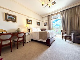 Cobb & Co Court Boutique Hotel