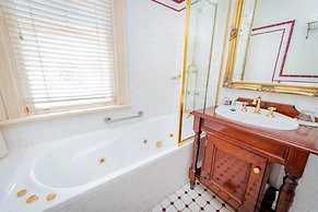 Cobb & Co Court Boutique Hotel