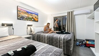 Aaron Motel