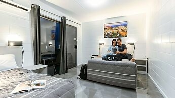 Aaron Motel