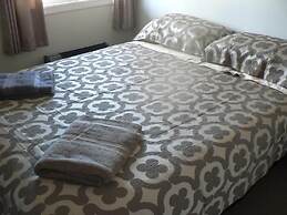 Lake Maraetai Lodge - Hostel