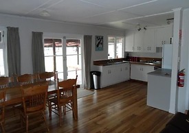 Lake Maraetai Lodge - Hostel