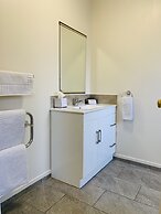 Kingswood Manor Motel