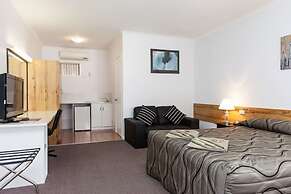 Holbrook Town Centre Motor Inn