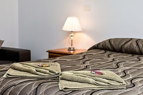 Holbrook Town Centre Motor Inn