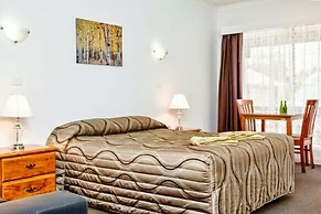 Holbrook Town Centre Motor Inn