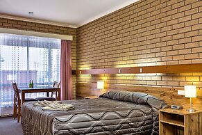 Holbrook Town Centre Motor Inn